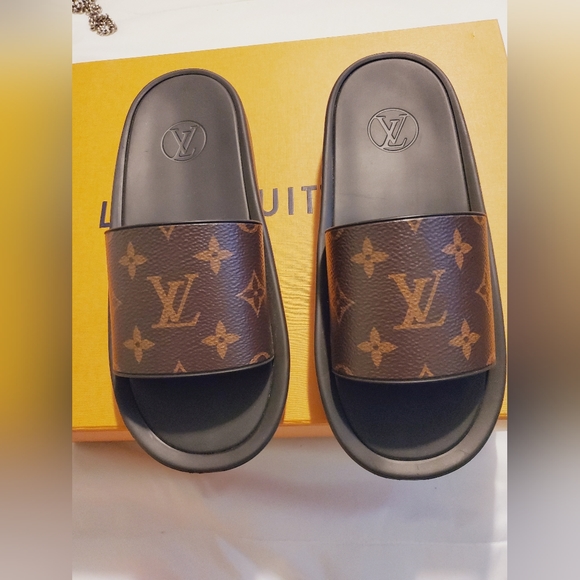 LV WATERFRONT MULE - Picture 1 of 6